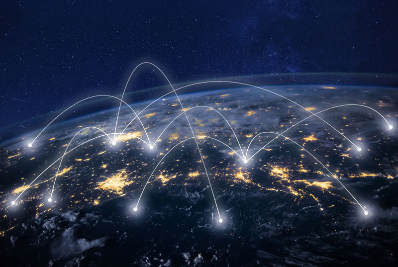 Zahlreiche Flughäfen und Netzwerke auf einer Weltkarte sind über proprietäre KVM-Lösungen miteinander verbunden. Die Produkte von IHSE und kvm-tec kombinieren das beste aus beiden Welten und ermöglichen optimale Informationsflüsse in Kontrollräumen der Flugsicherung.