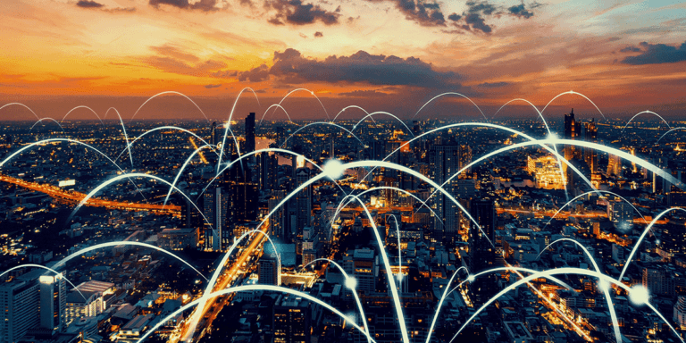 Ausblick auf Frankfurt als Smart City im Sonnenuntergang. Mehrere Standorte sind über ein 5G Netzwerk miteinander verbunden